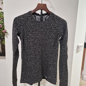 Lululemon Athletica Black and White Knit Top With Hidden Pocket On Back Size 6